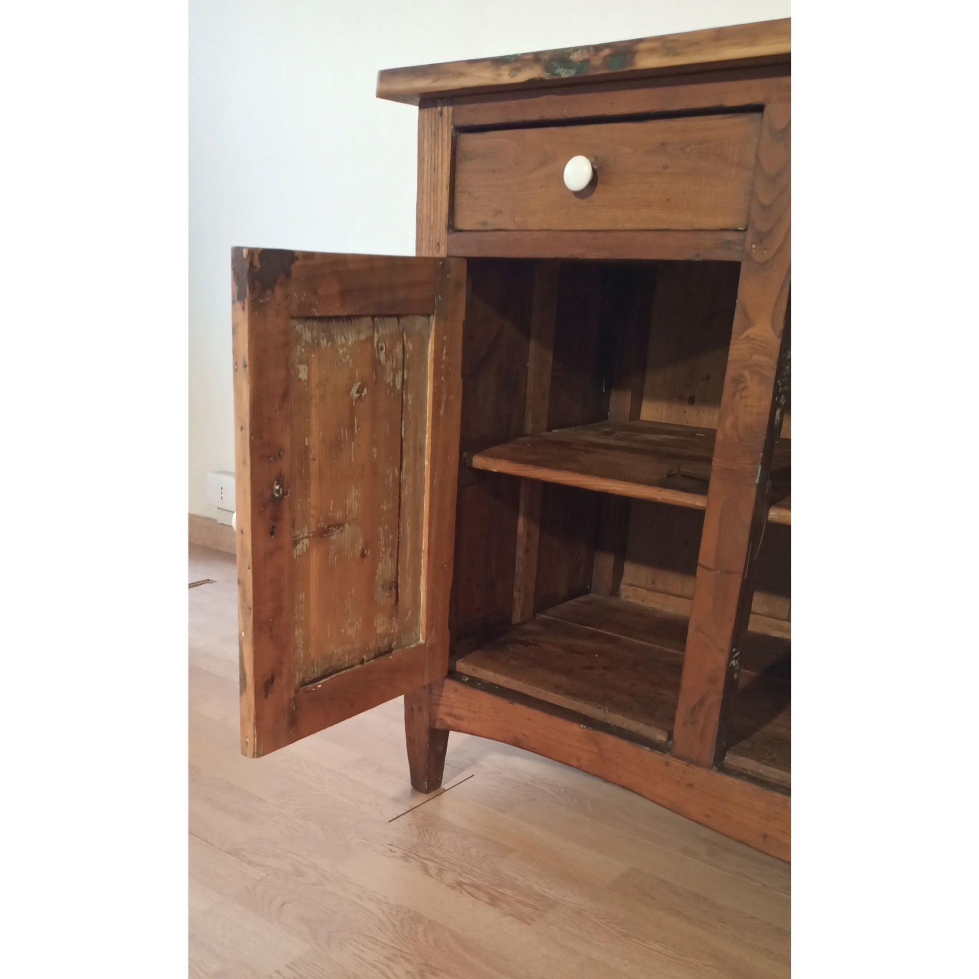 Credenza bassa in pino rustica con porta e cassetto aperti, Italia, XIX secolo