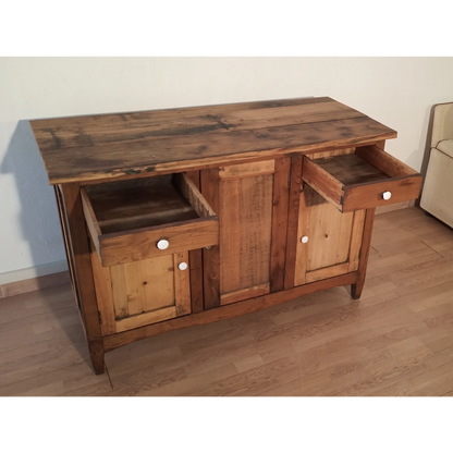 Credenza bassa in pino rustica con tre cassetti e maniglie bianche, Sud Italia