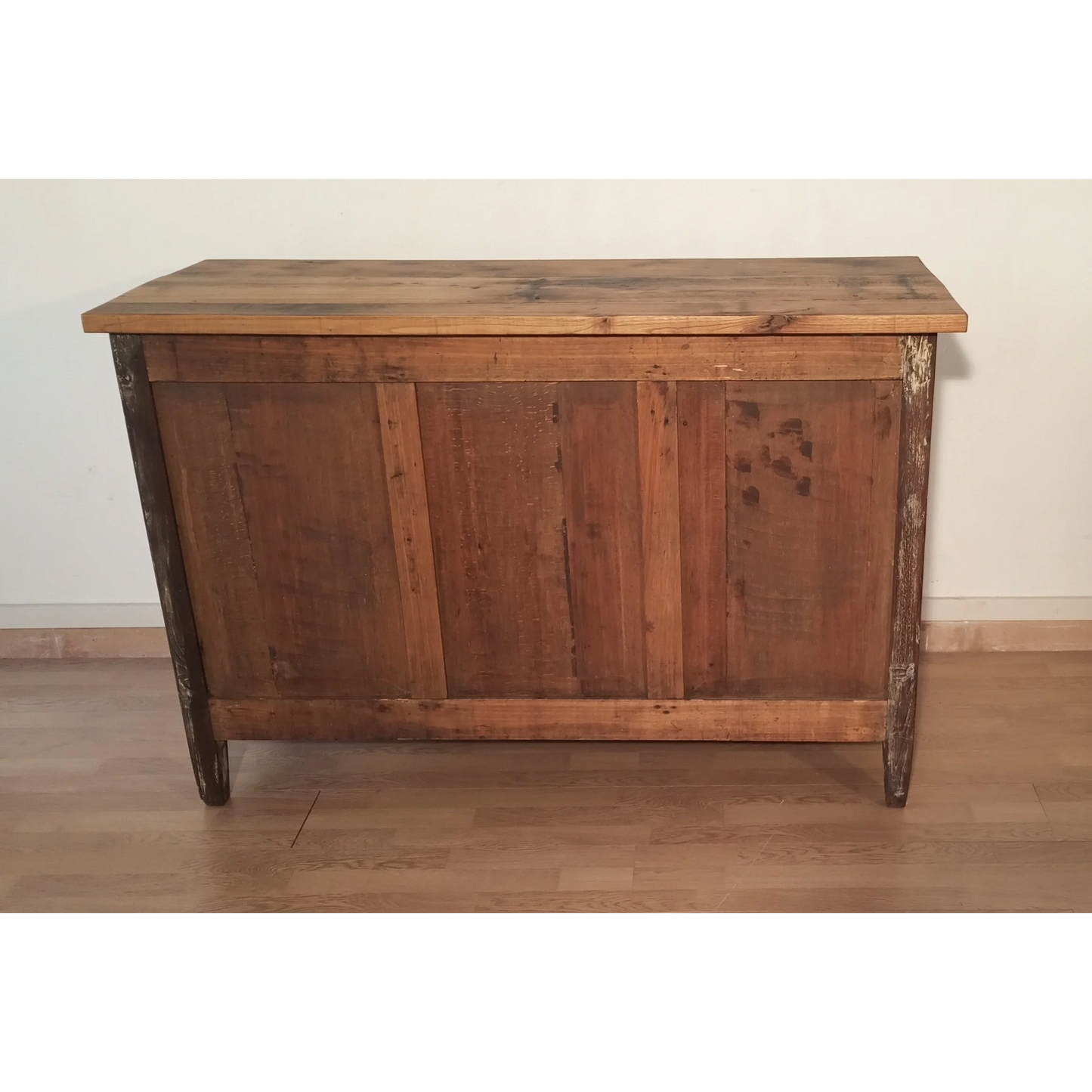 Credenza bassa in pino rustica con top piano e pannello frontale, Italia XIX secolo