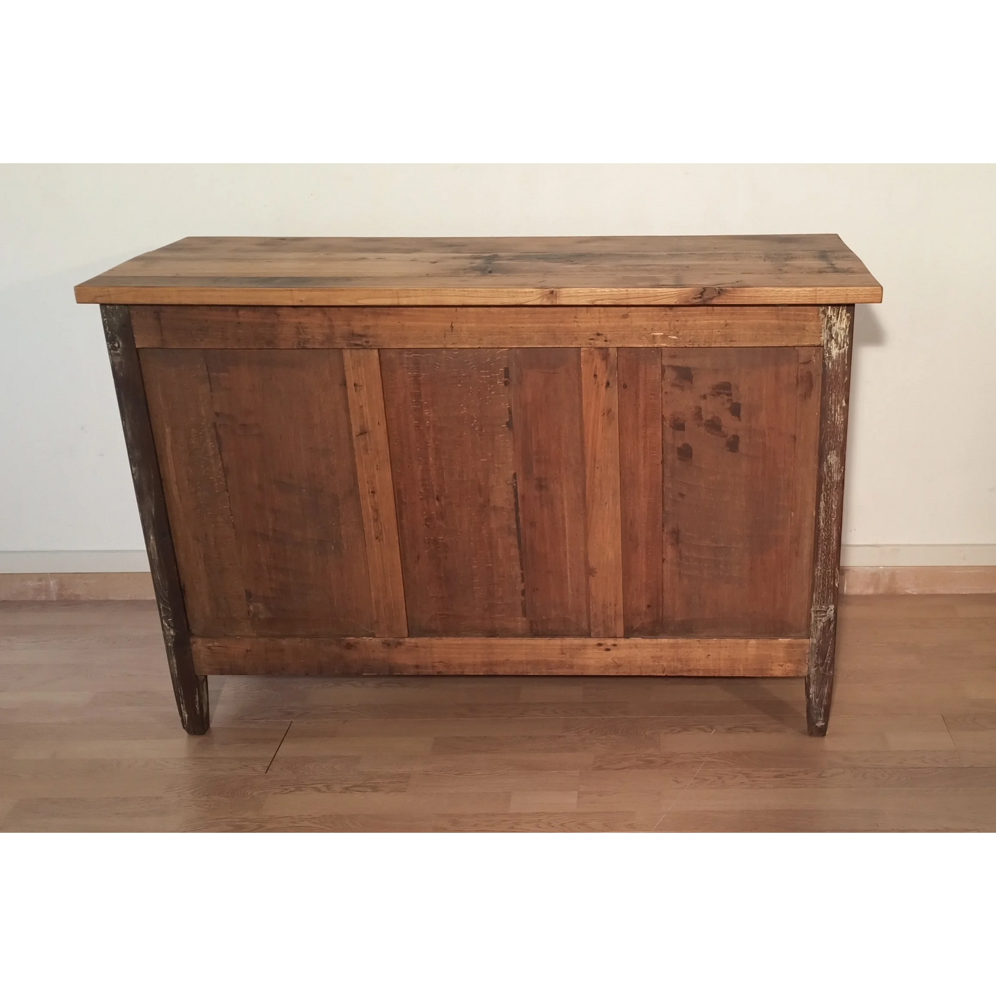 Credenza bassa in pino rustica con top piano e pannello frontale, Italia XIX secolo