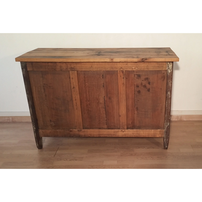 Credenza bassa in pino rustica con top piano e pannello frontale, Italia XIX secolo