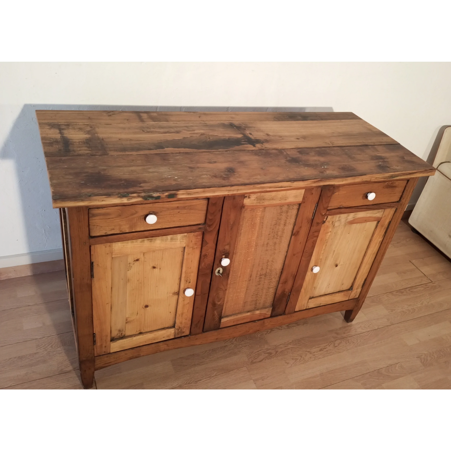 Credenza bassa in pino rustica con tre porte e due cassetti, Sud Italia, XIX secolo