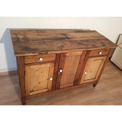 Credenza bassa in pino rustica con tre porte e due cassetti, Sud Italia, XIX secolo