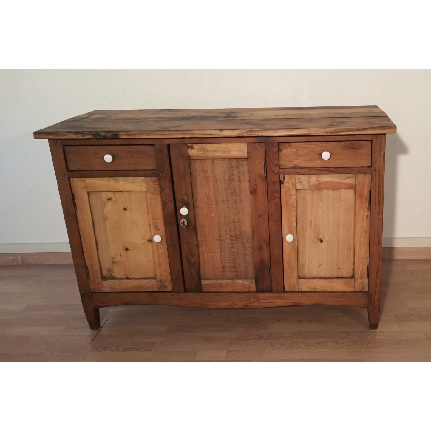 Credenza bassa in pino rustica con tre porte e due cassetti, Italia XIX secolo