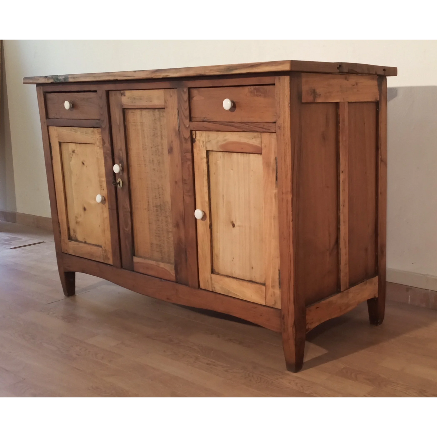 Credenza bassa in pino rustica con cassetti e ante, stile Sud Italia XIX secolo