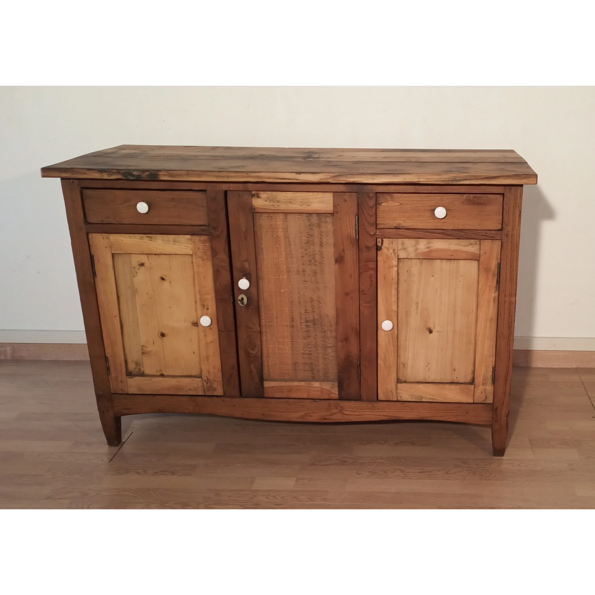 Credenza bassa in pino rustica con tre ante e due cassetti, design tradizionale Italia