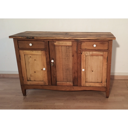 Credenza bassa in pino rustica con tre ante e due cassetti, design tradizionale Italia