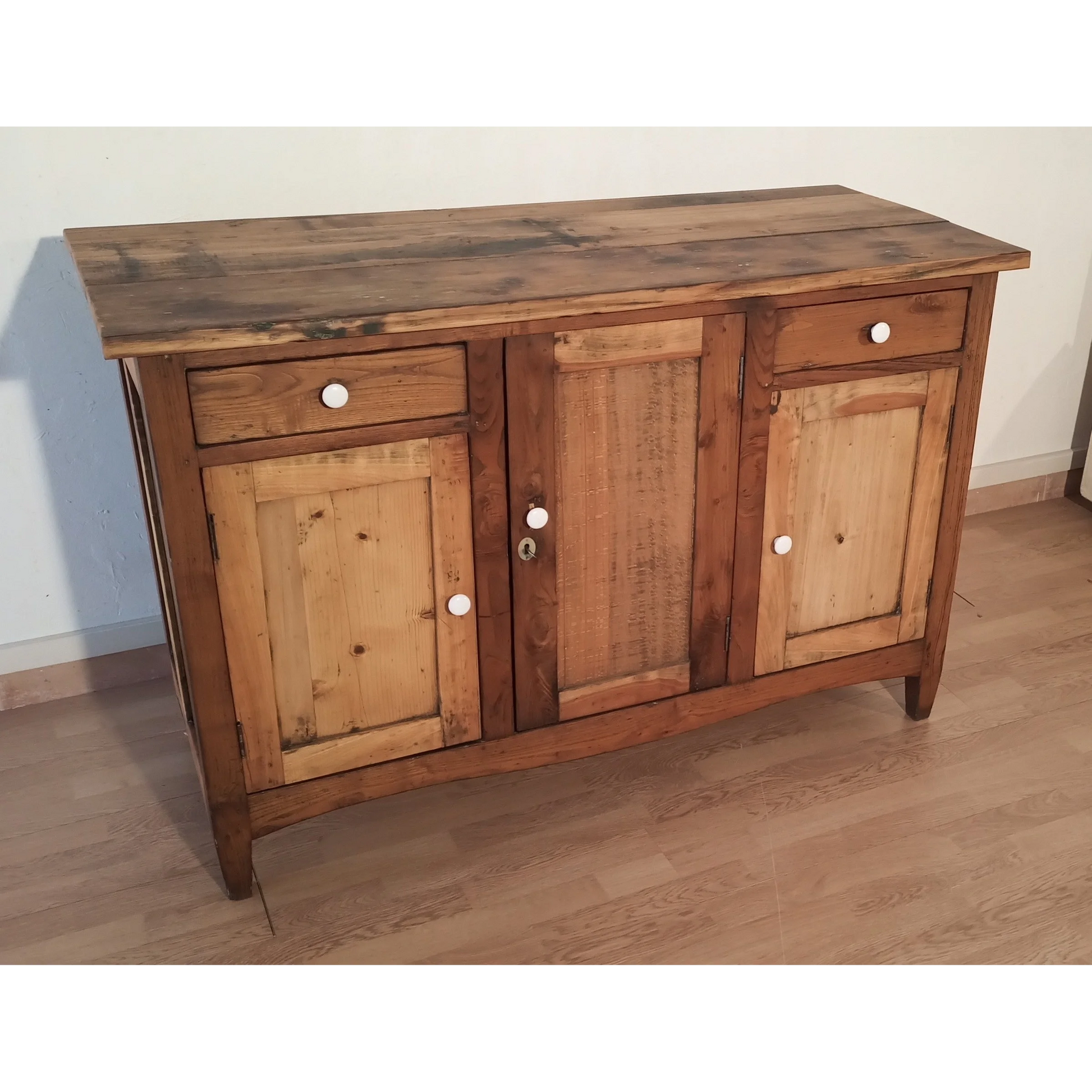 Credenza bassa in pino rustica con tre ante e due cassetti, Sud Italia, fine XIX secolo