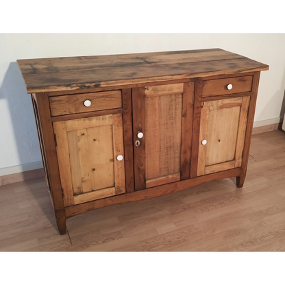 Credenza bassa in pino rustica con tre ante e due cassetti, Sud Italia, fine XIX secolo