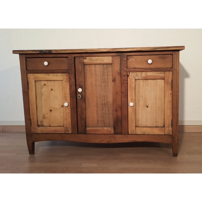 Credenza bassa pino rustica con tre porte e due cassetti, Sud Italia, XIX secolo