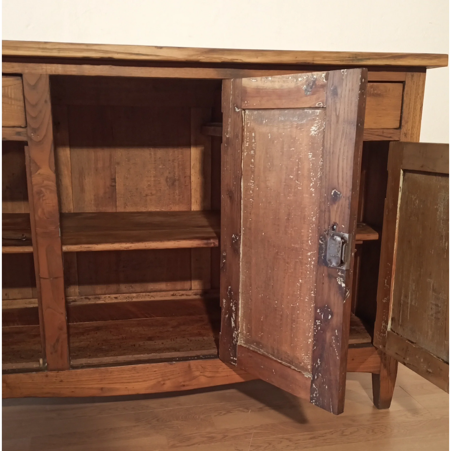 Credenza bassa in pino rustica con ante aperte e mensole interne, Sud Italia XIX secolo