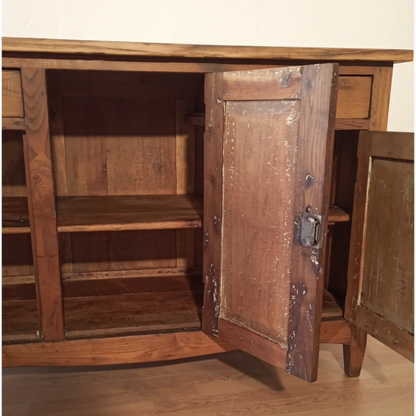 Credenza bassa in pino rustica con ante aperte e mensole interne, Sud Italia XIX secolo