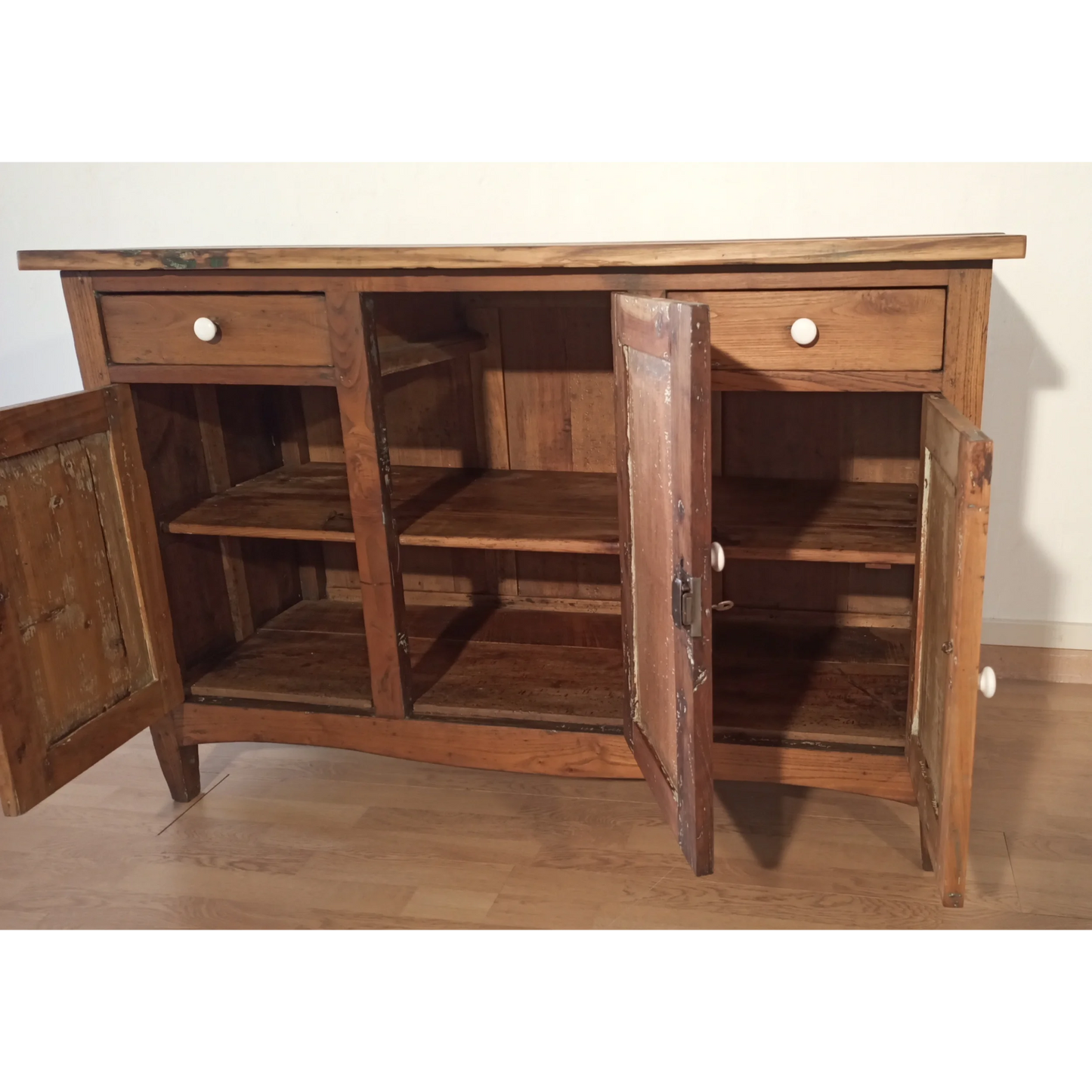 Credenza bassa in pino rustica con due cassetti e tre porte, Sud Italia, XIX secolo