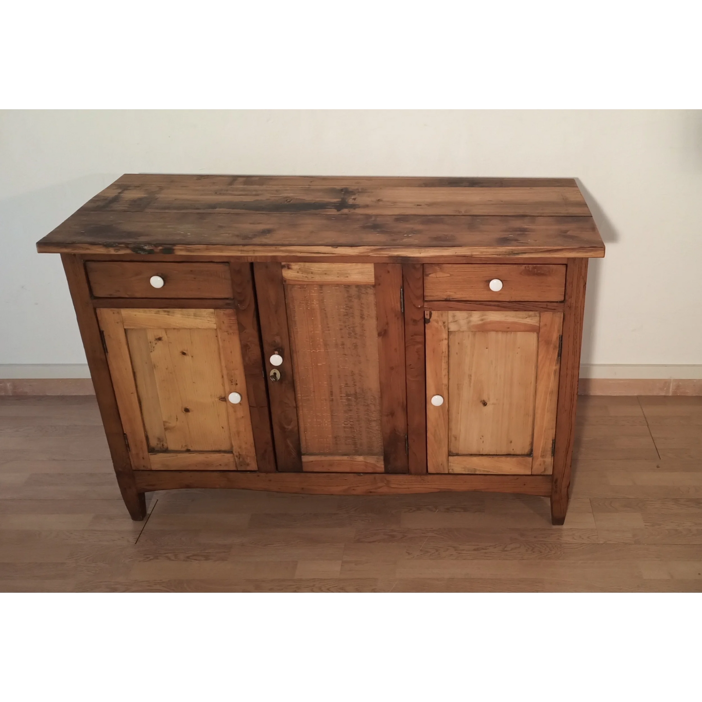 Credenza bassa pino rustica con due cassetti e tre ante, stile Sud Italia