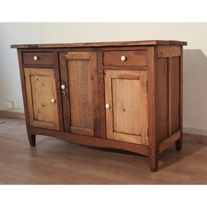 Credenza bassa in pino rustica con tre porte e due cassetti, Sud Italia, XIX secolo