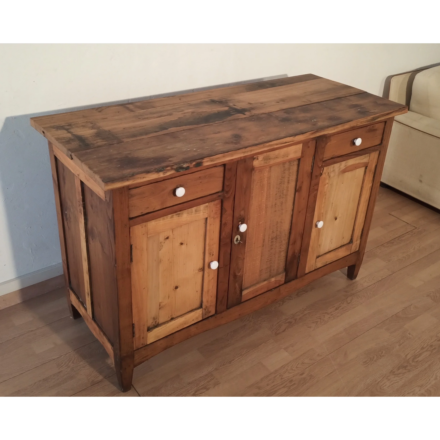 Credenza bassa in pino rustica con cassetti e ante, stile Italia XIX secolo