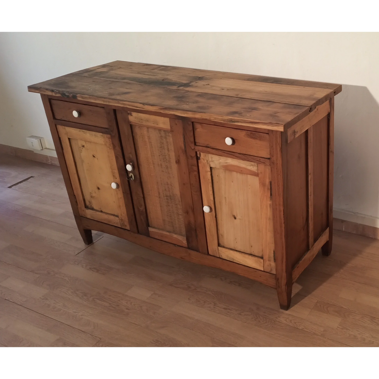 Credenza bassa in pino rustica con cassetti e sportelli, Sud Italia, XIX secolo