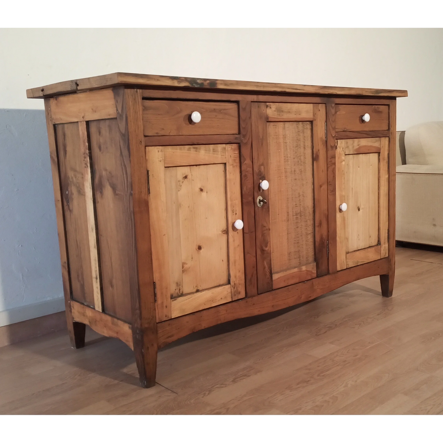 Credenza bassa in pino rustica con due cassetti e porte, arredamento Italia XIX secolo