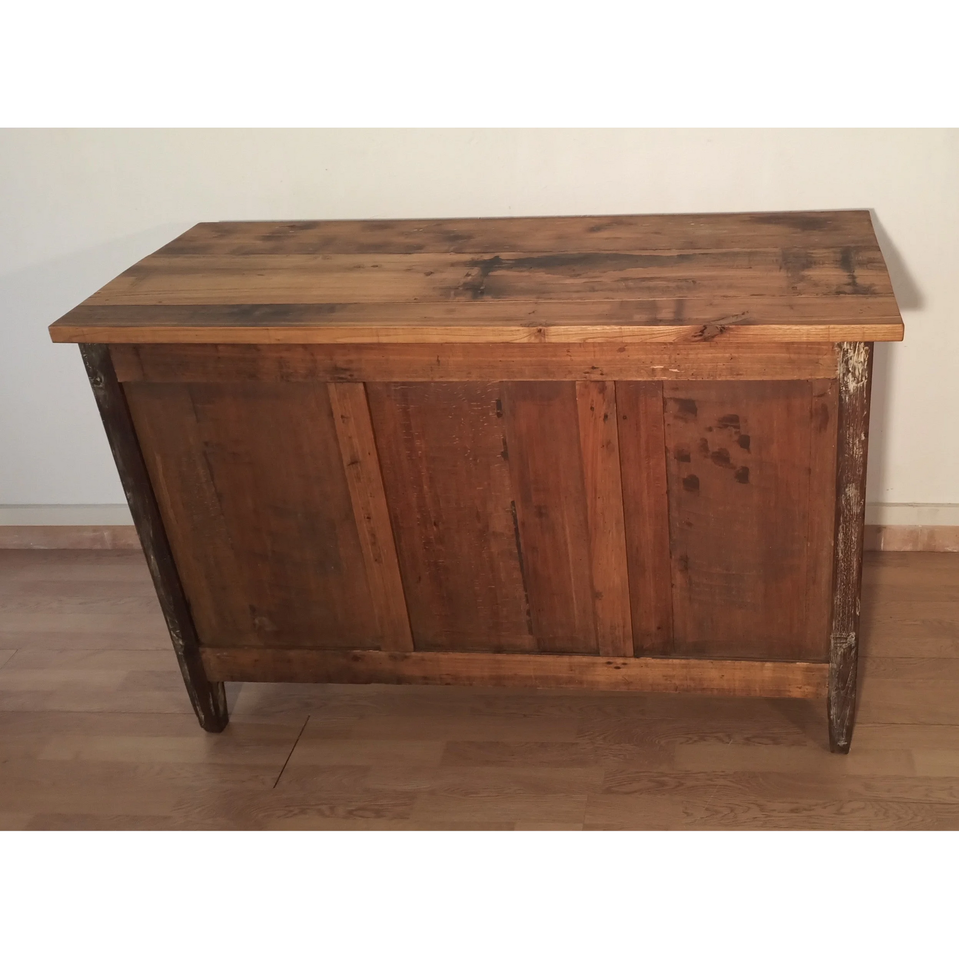 Credenza bassa in pino rustica, Sud Italia, fine XIX secolo con top piano e frontale pannellato