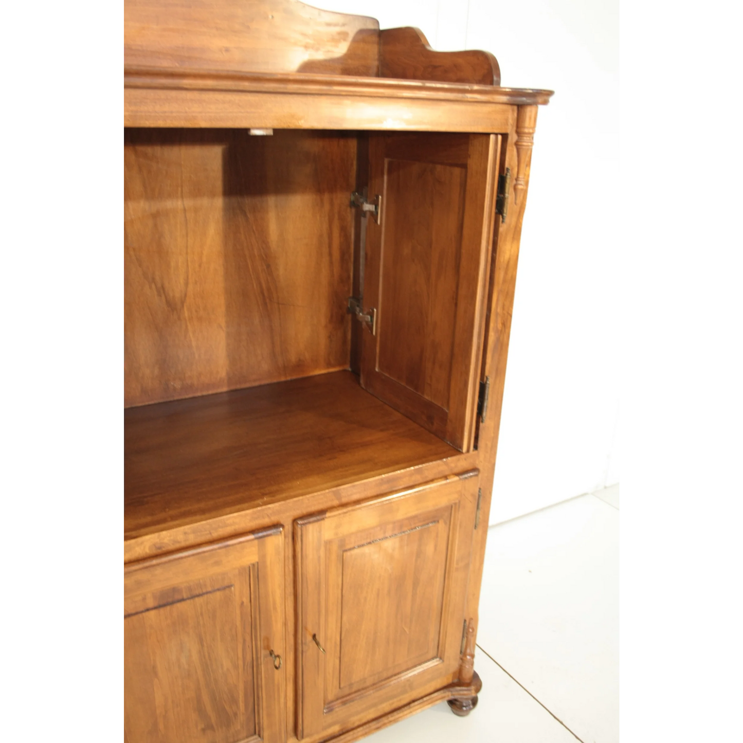 Credenza classica di Dario Raia Antiquariato con porte aperte e piedi a rocchetto