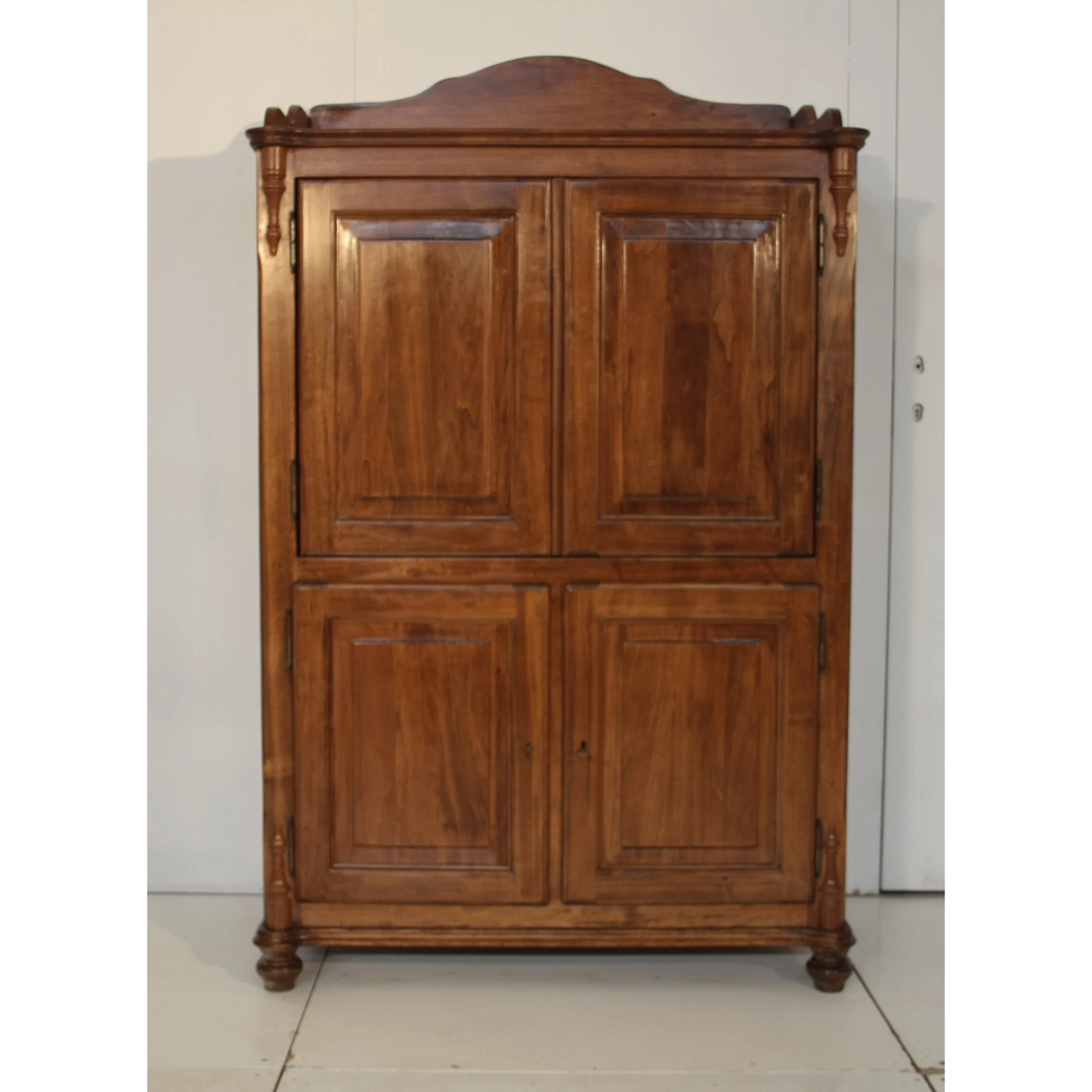 Armadio in legno con porte pannellate e cornicione, Credenza classica Dario Raia Antiquariato