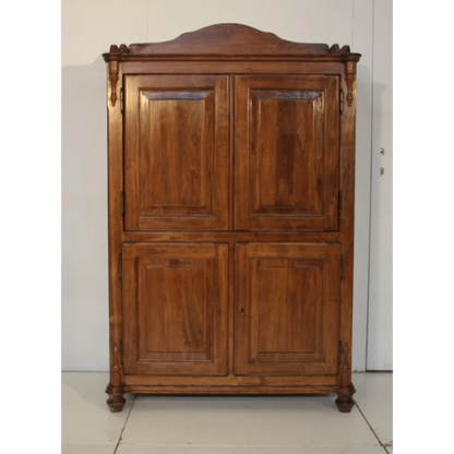 Armadio in legno con porte pannellate e cornicione, Credenza classica Dario Raia Antiquariato