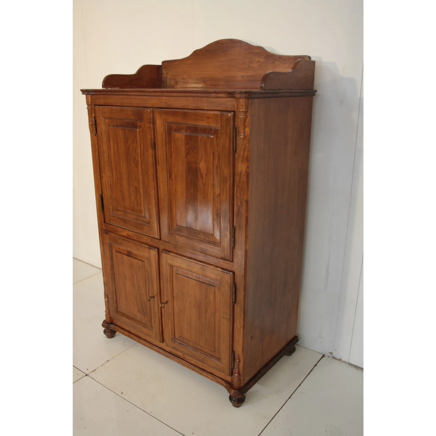 Credenza classica in legno con quattro porte e piedi a trotter, Dario Raia Antiquariato