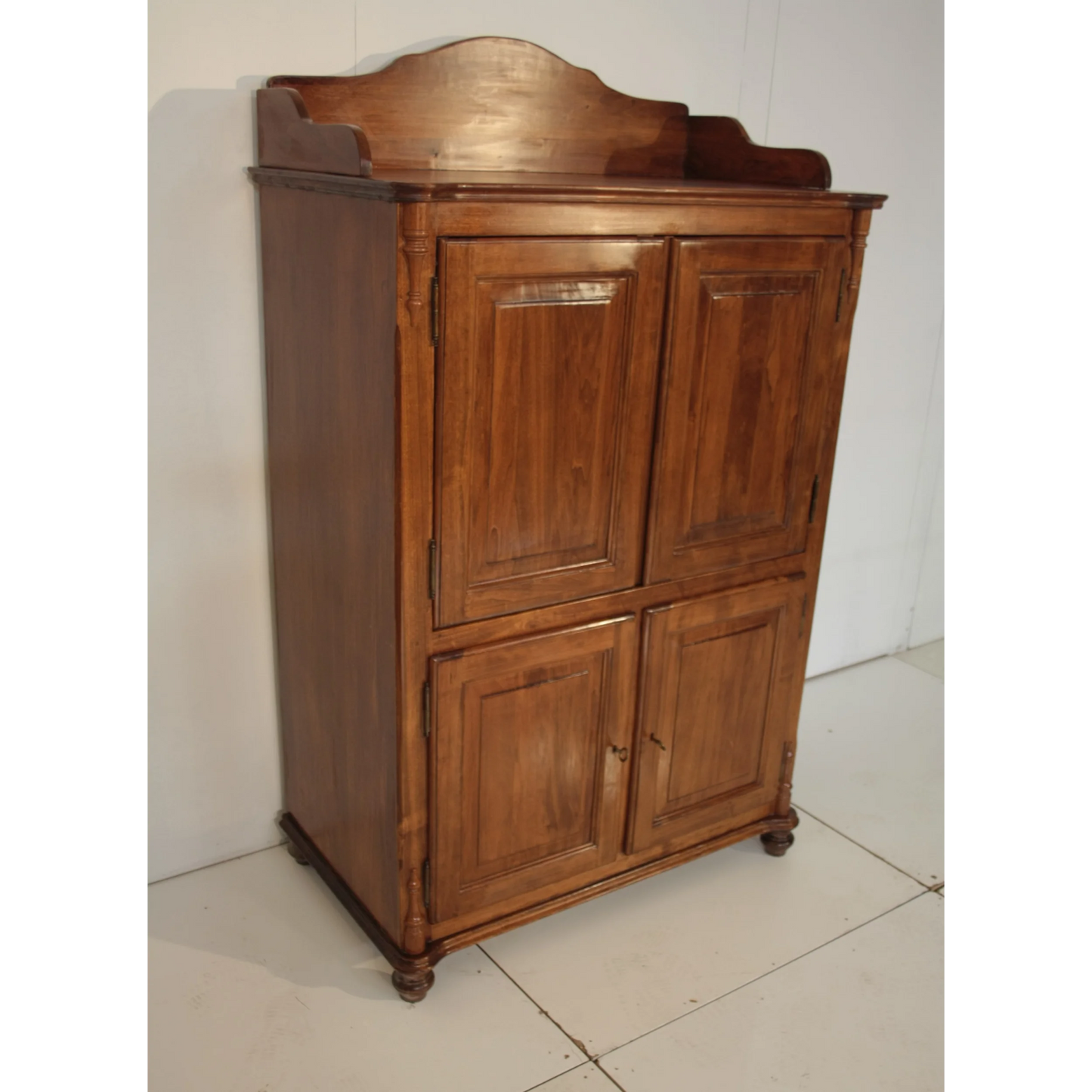 Credenza classica in legno con quattro porte e sostenuta da piedi a forma di bun