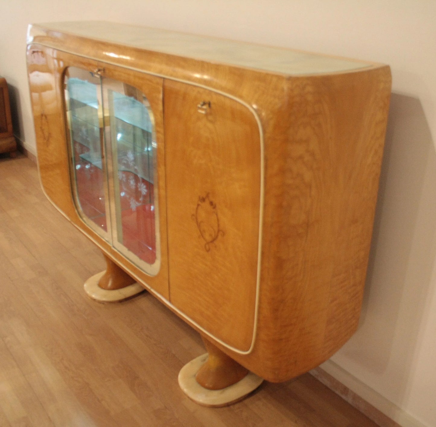 Mobile bar credenza vintage di vittorio dassi con ante in vetro art deco in legno anni 50 credenza mid-century moderna
