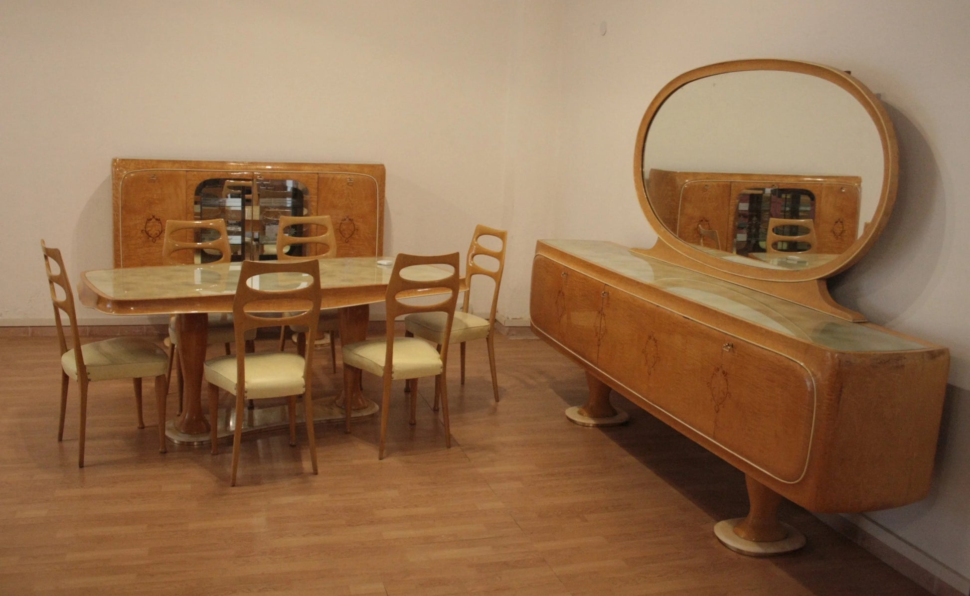 Mobile bar credenza vittorio dassi anni 50 con design art deco e finitura legno lucido in credenza mid-century moderna