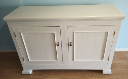 Madia credenza dispensa design provenzale shabby in legno bianco avorio con due ante e piedi decorativi