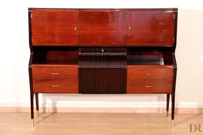 Credenza di metà secolo di osvaldo borsani in mogano lucido con ante superiori e pannello a listelli centrale in Italia anni 50