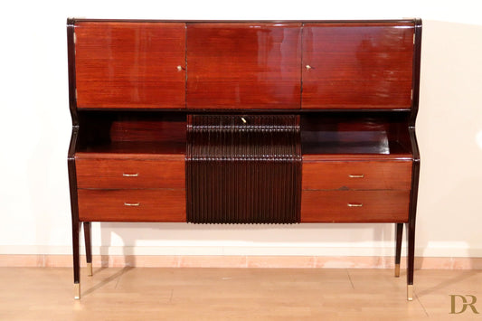 Credenza di metà secolo di osvaldo borsani in mogano lucido con ante superiori e pannello a listelli centrale in Italia anni 50