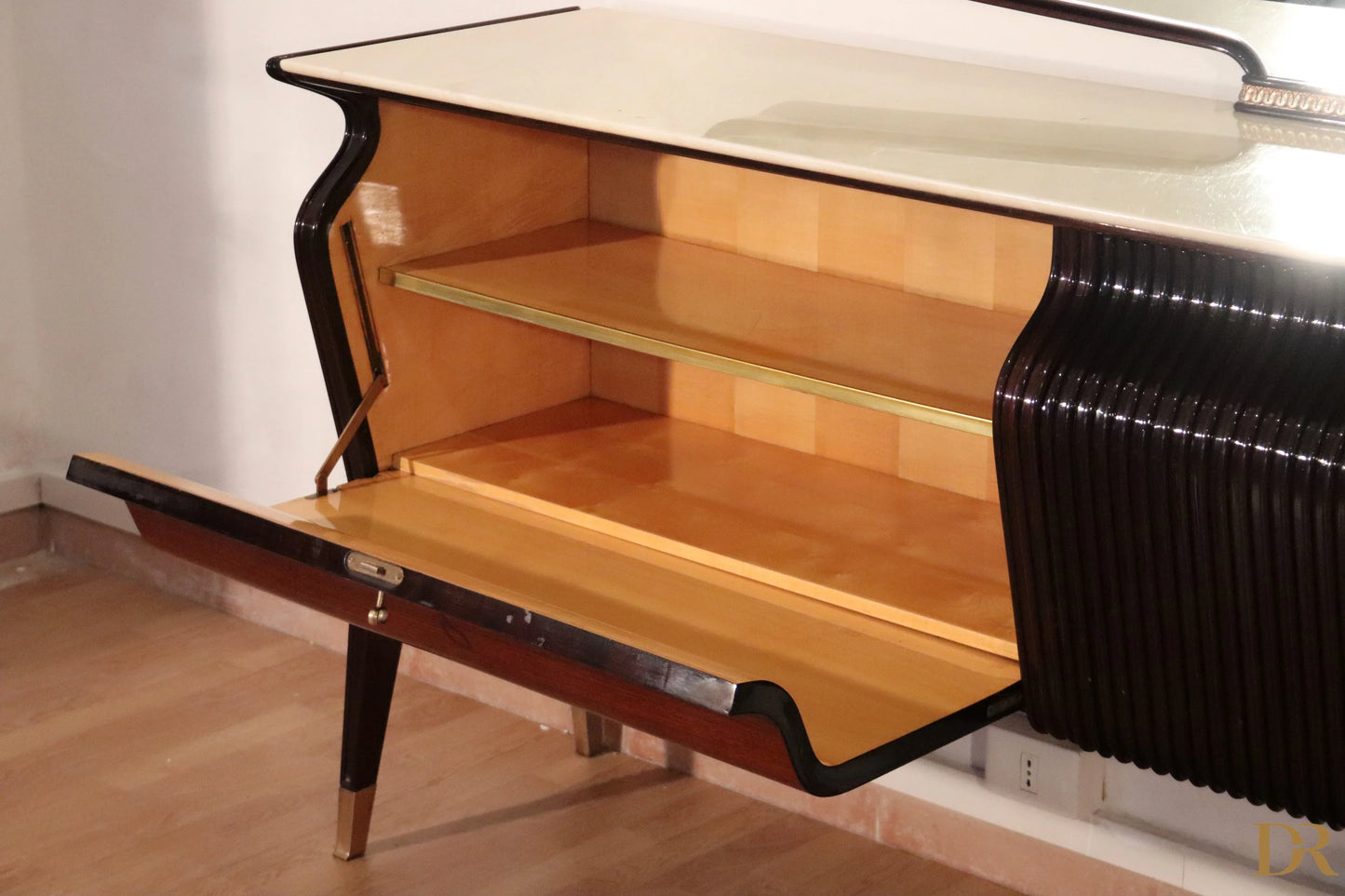 Credenza di Osvaldo Borsani in mogano, palissandro e onice con finitura lucida nero crema design italiano modernista anni 50
