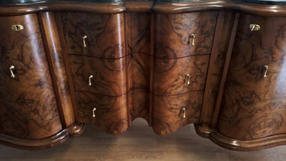 Credenza bassa chippendale in radica di noce originale con cassetti curvi in legno e pomelli in ottone decorativi