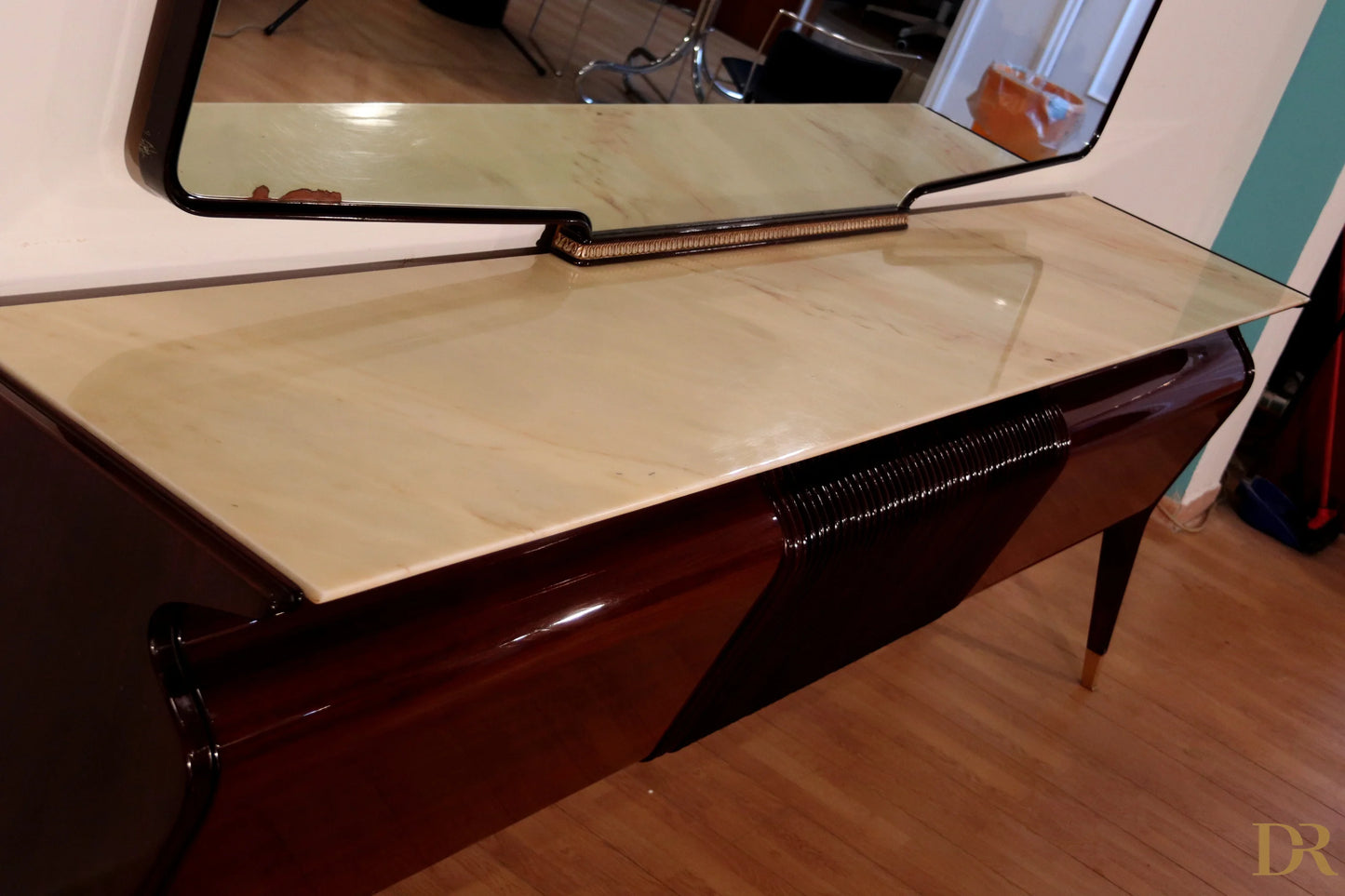 Credenza di osvaldo borsani in mogano e palissandro con piano in onice e specchio integrato design italiano modernista anni 50