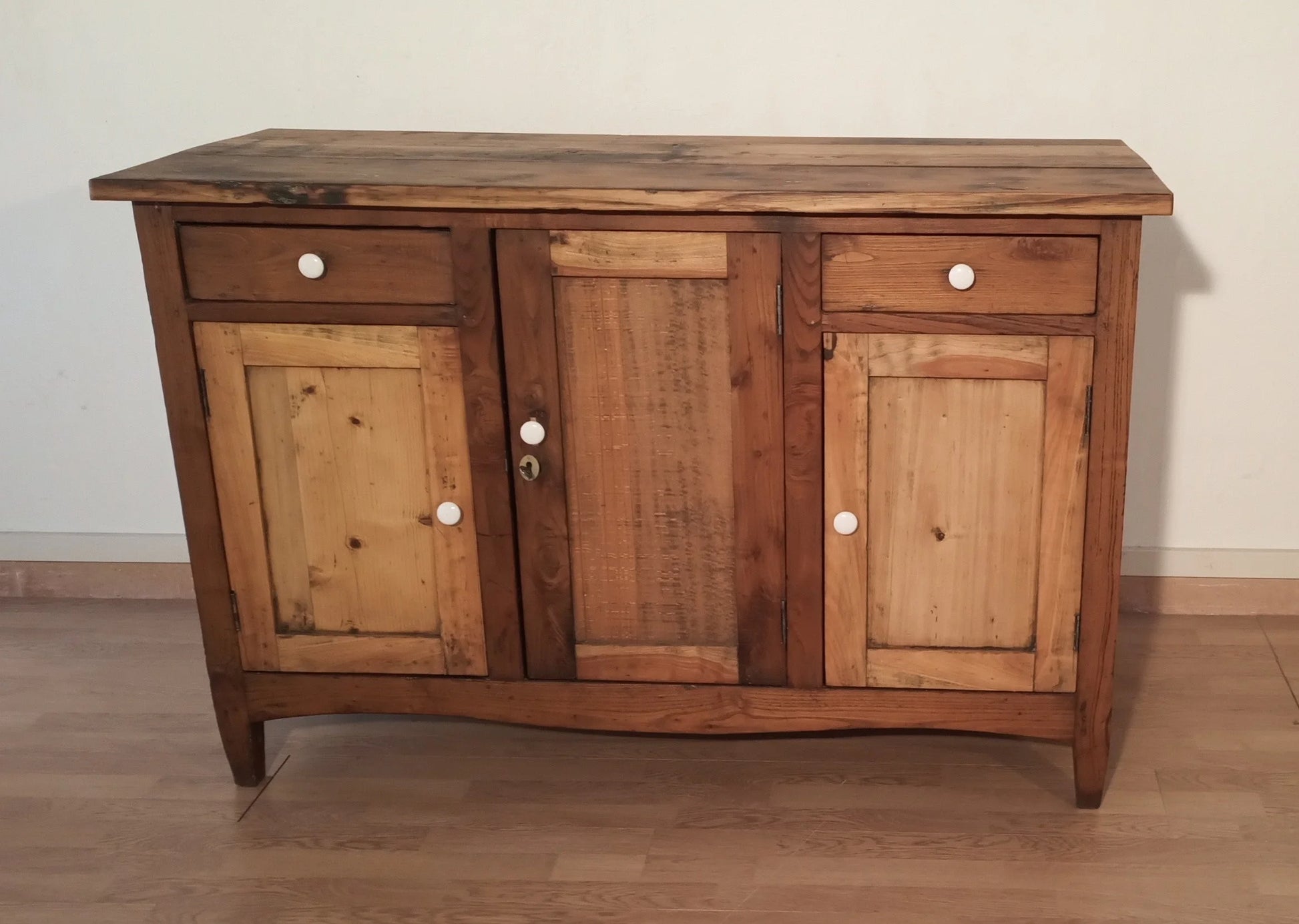 Credenza bassa in pino rustica con tre ante e due cassetti con pomelli bianchi fine xix secolo italia