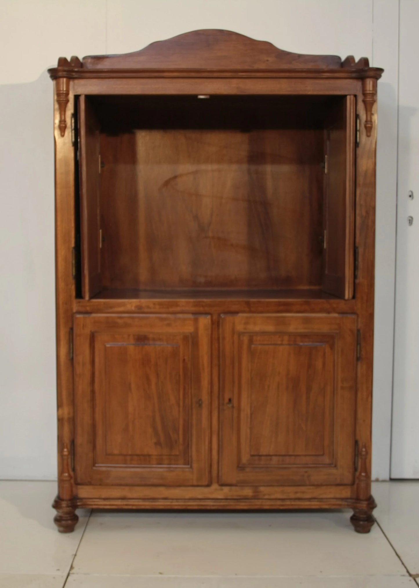 Credenza classica in legno con area espositiva aperta e ante chiuse, mobile tv con televisore a scomparsa dario raia antiquariato