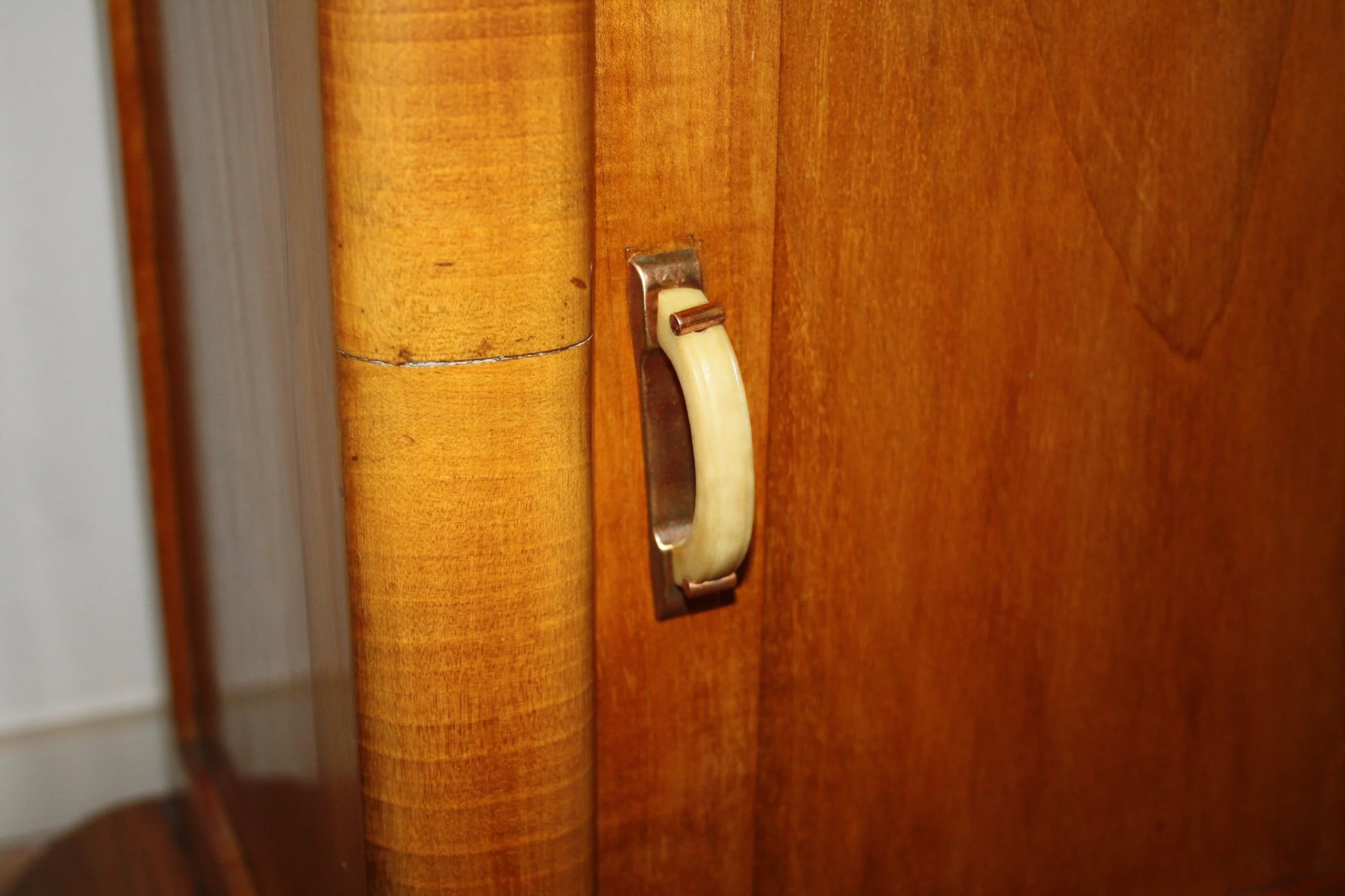 Toeletta in noce art decò anni 50 con maniglia in avorio antiquariato modernariato vintage italiano