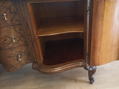 Credenza bassa chippendale in radica di noce con bordi curvi e piedi artigianali a artiglio in legno