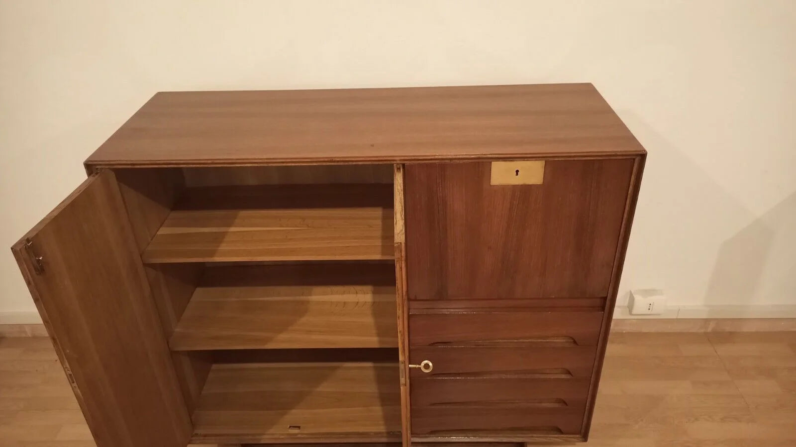 Mobile credenza edmondo palutari restaurata in legno marrone con ante e cassetti design vintage anni 1950