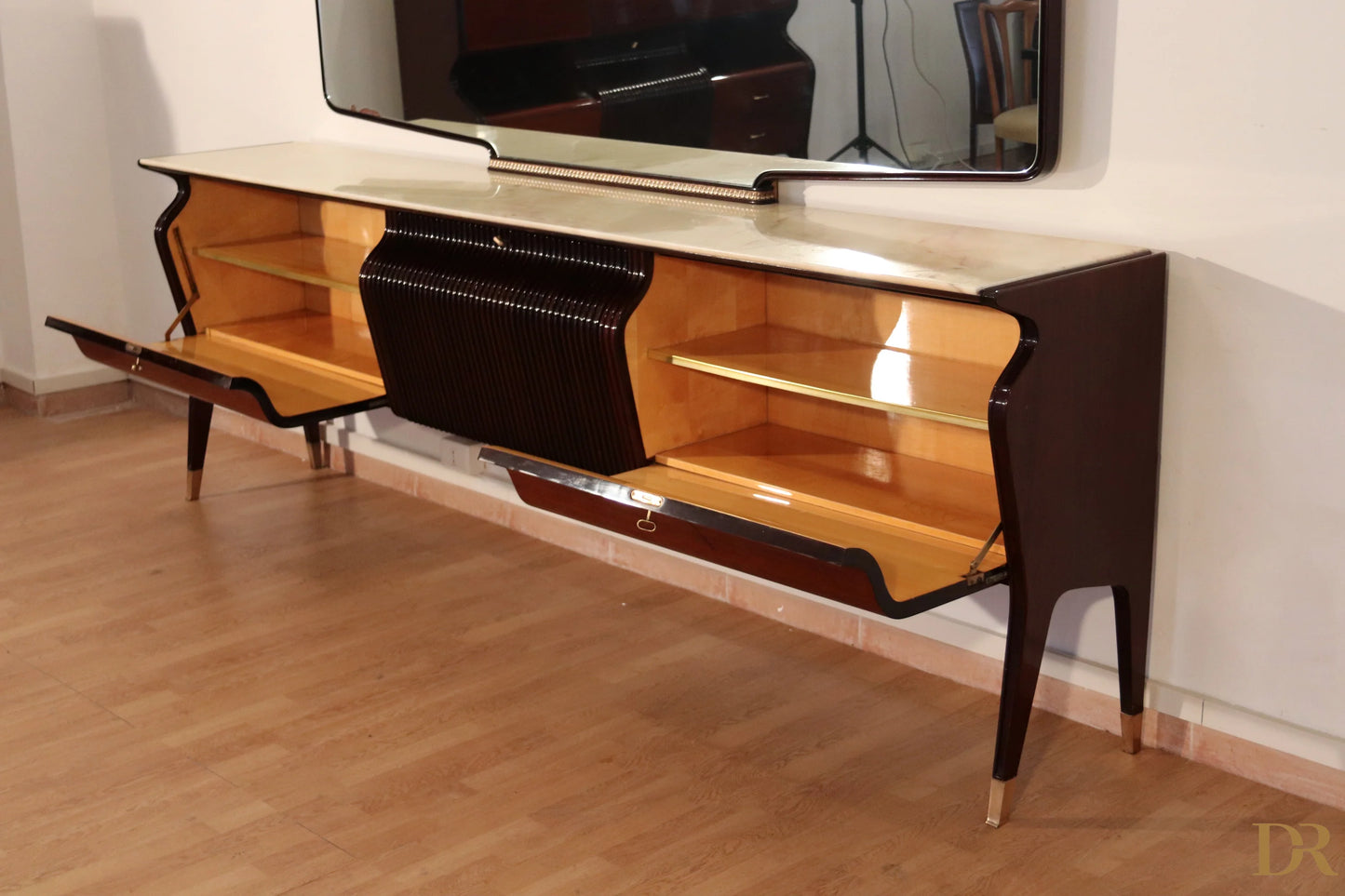 Credenza di metà secolo di osvaldo borsani in mogano lucido con interni in legno chiaro e gambe affusolate design italiano modernista