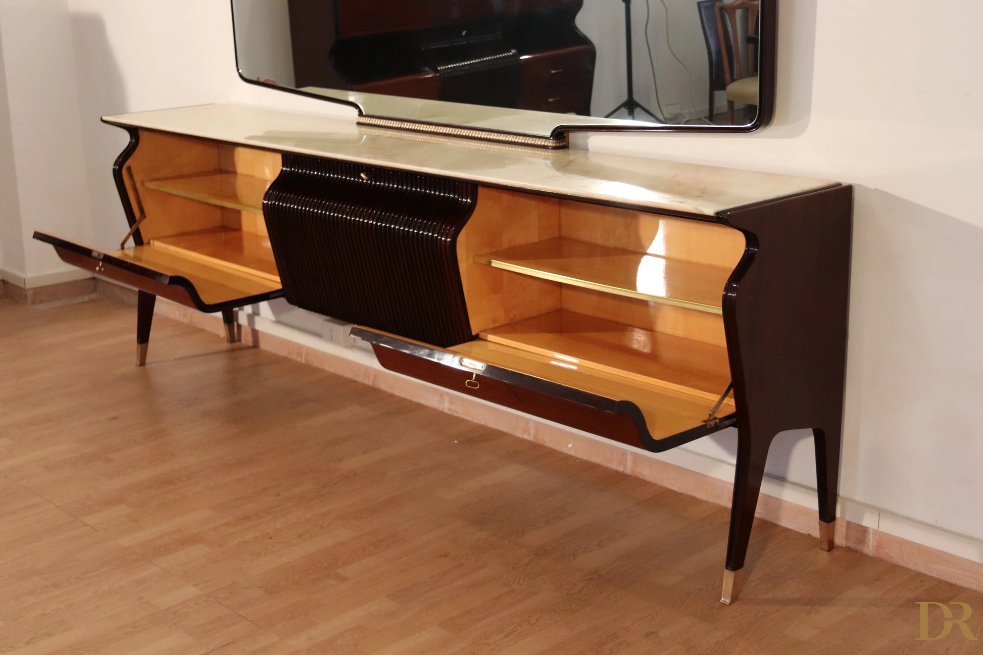 Credenza di metà secolo di osvaldo borsani in mogano lucido con interni in legno chiaro e gambe affusolate design italiano modernista