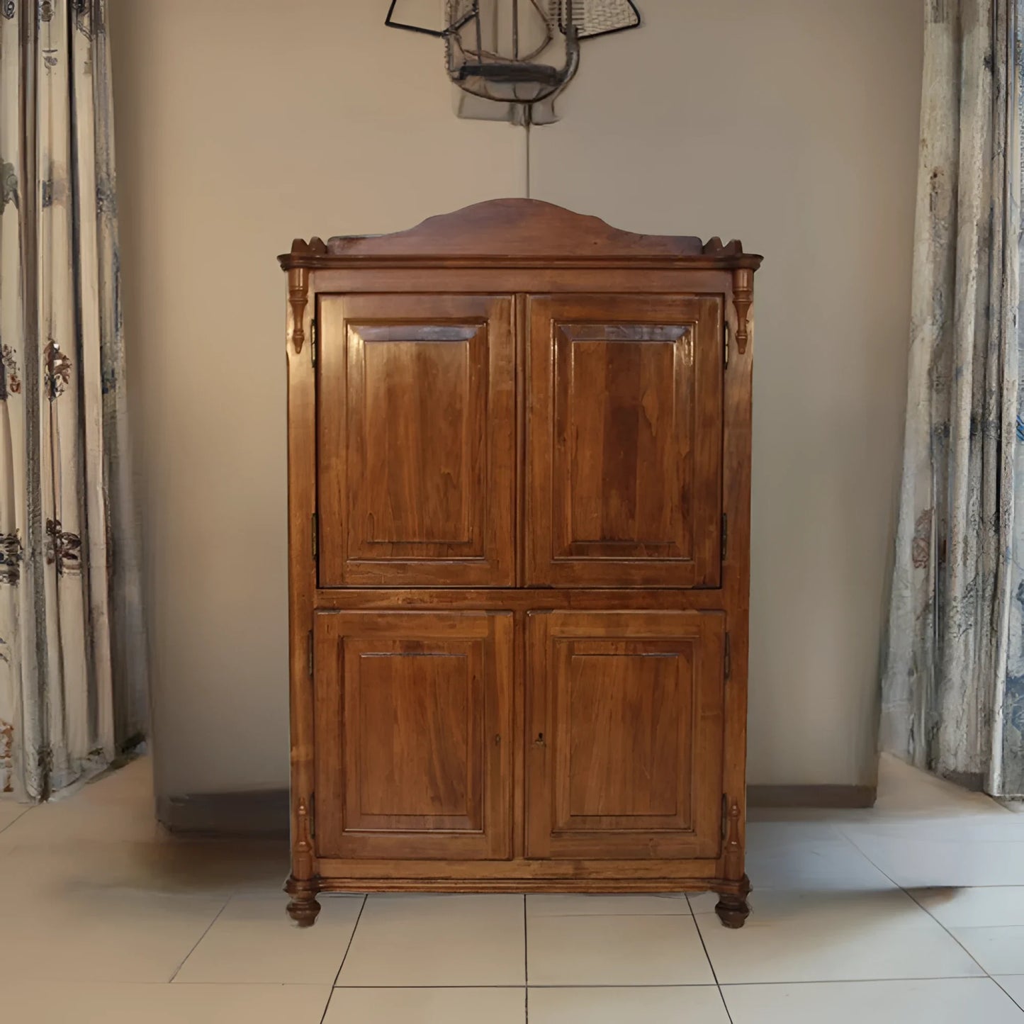 Credenza classica in legno intagliato con mobile tv e televisore a scomparsa dario raia antiquariato vintage