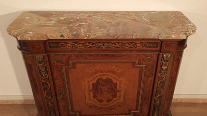 Splendida credenza bassa intarsiata con applicazioni in ottone e piano in marmo in varie essenze di legno del xx secolo
