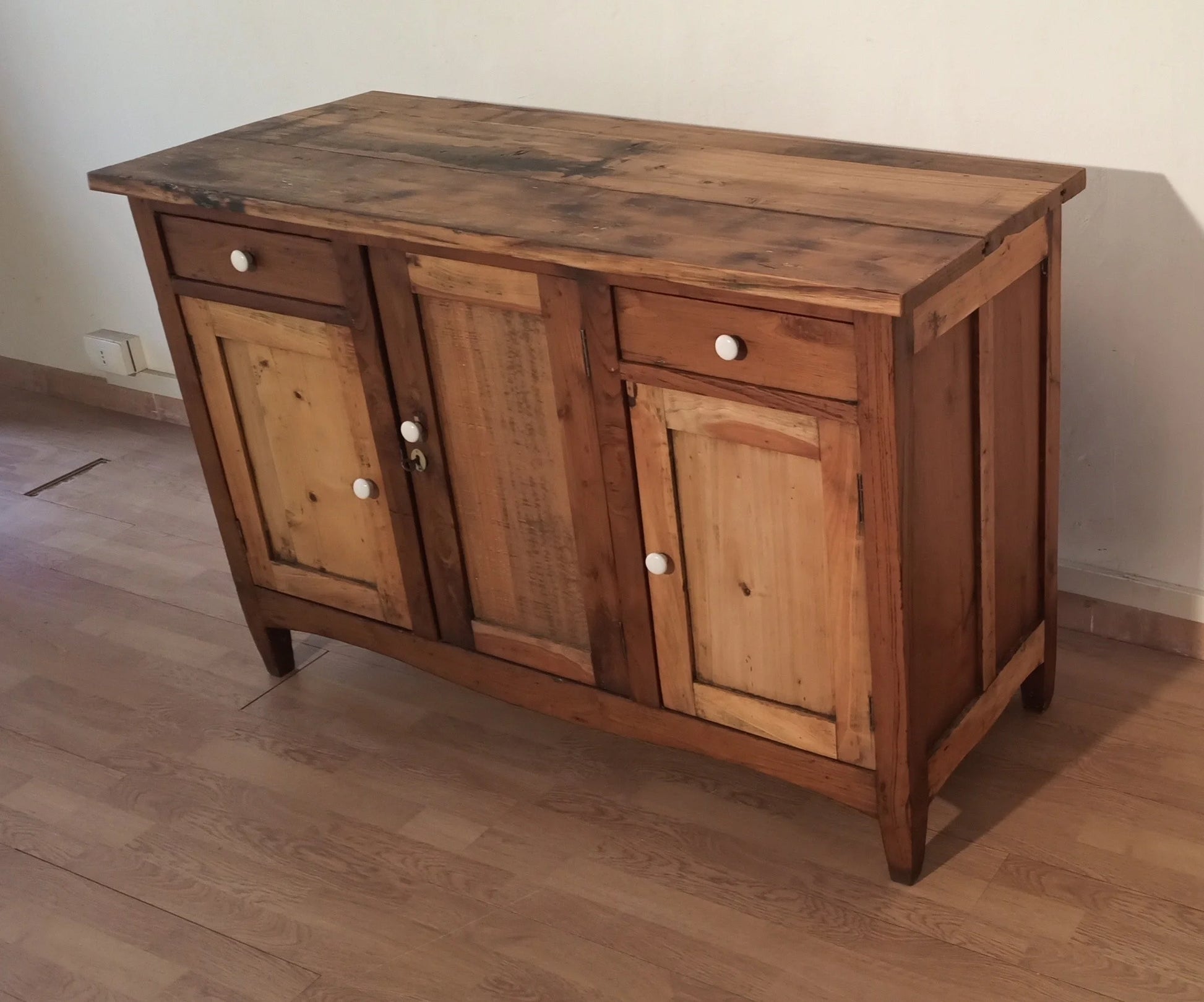 Credenza bassa pino rustica con due cassetti e due ante in legno, stile sud italia fine xix secolo