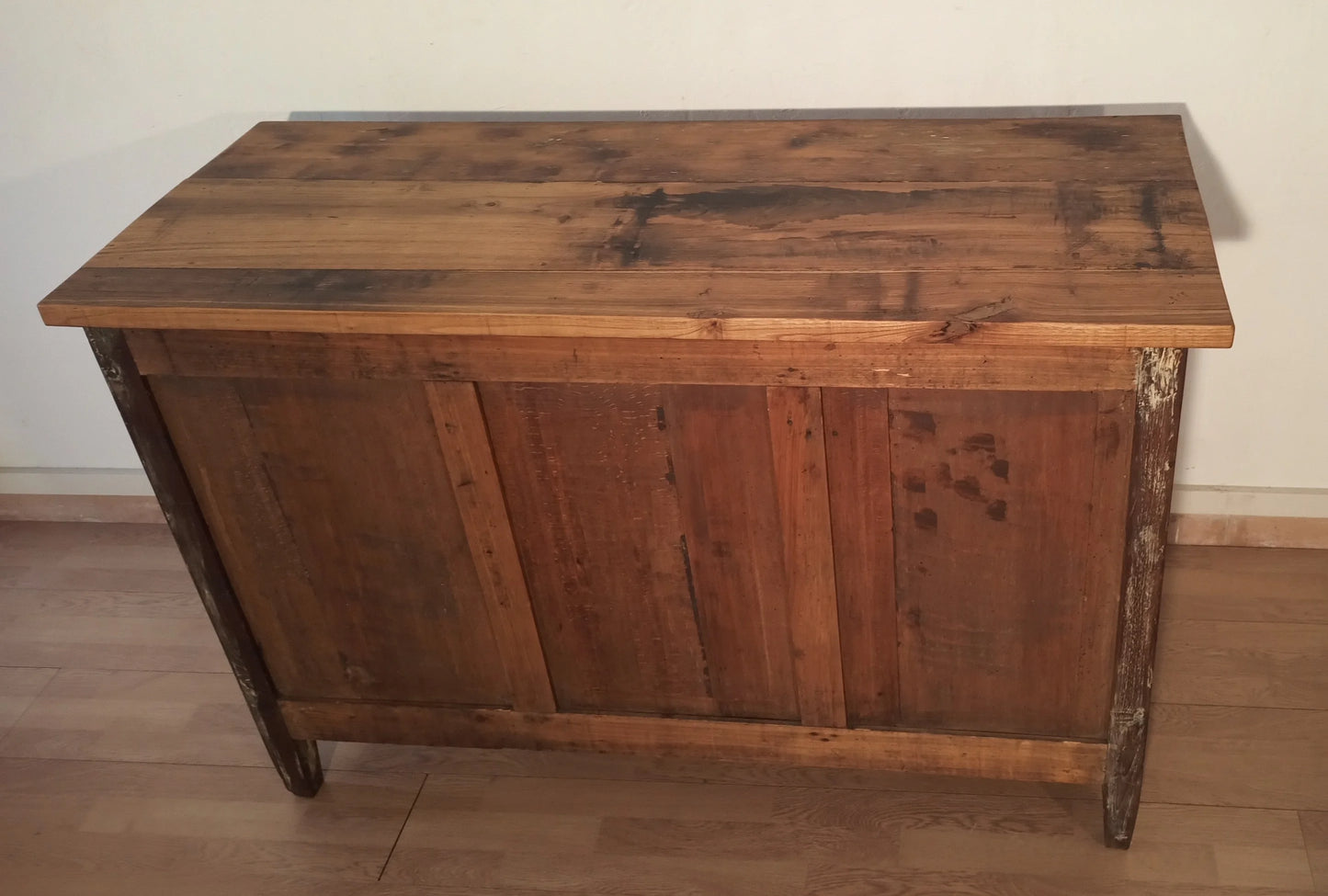 Credenza bassa pino rustica in legno con coperchio a cerniera e pannelli frontali tipica dell italia sud fine xix secolo