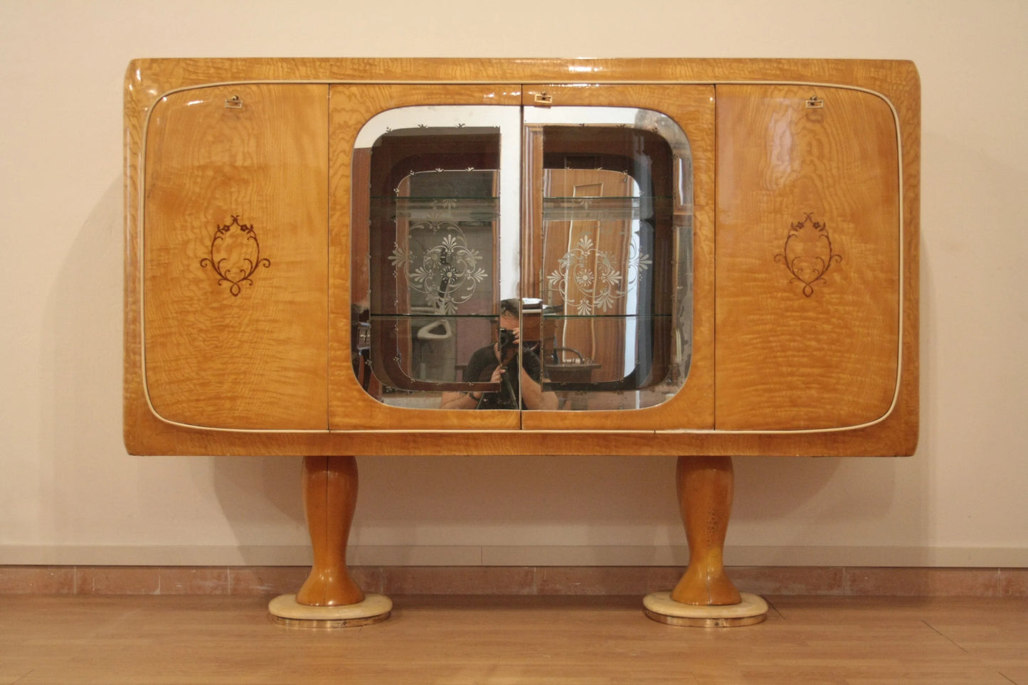 Mobile bar credenza mid-century moderna di vittorio dassi in legno vintage con ante a specchio anni 50
