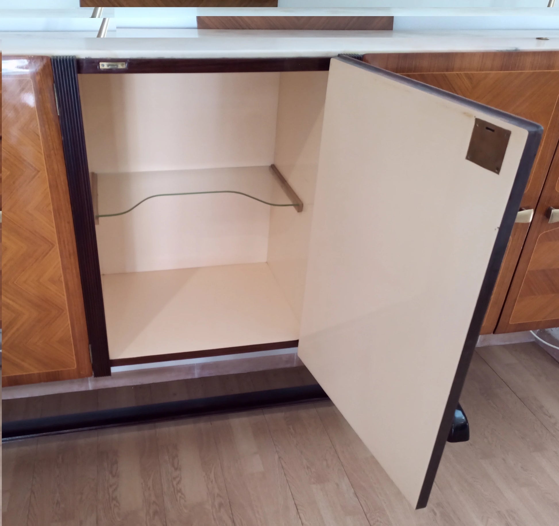 Credenza mid-century dassi con anta aperta mobile bar consolle vittorio dassi in legno vuoto