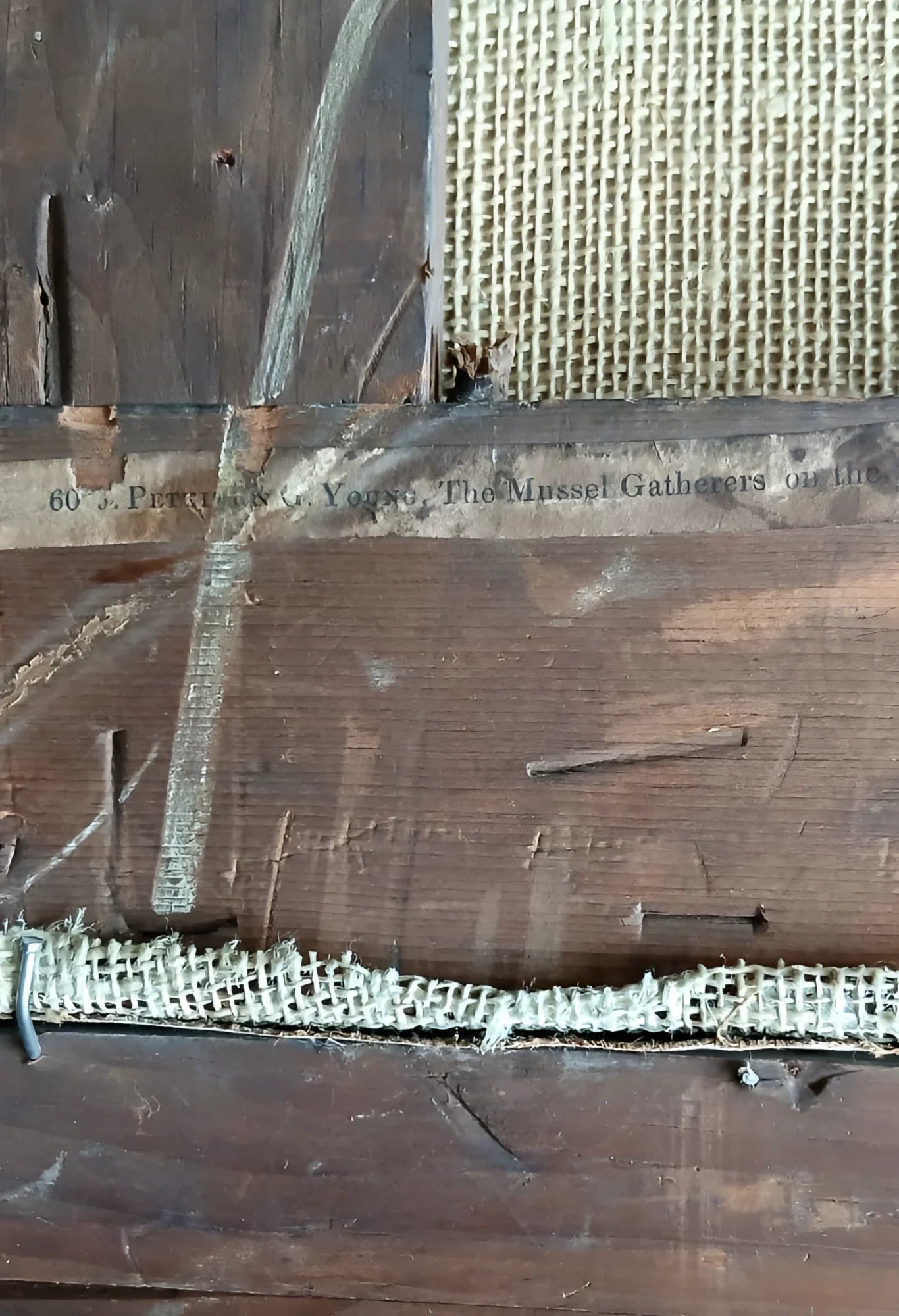 Porta a griglia in legno con rete metallica e chiodi attribuita a joseph paul pettitt george young the mussel gatherers south coast gatherers